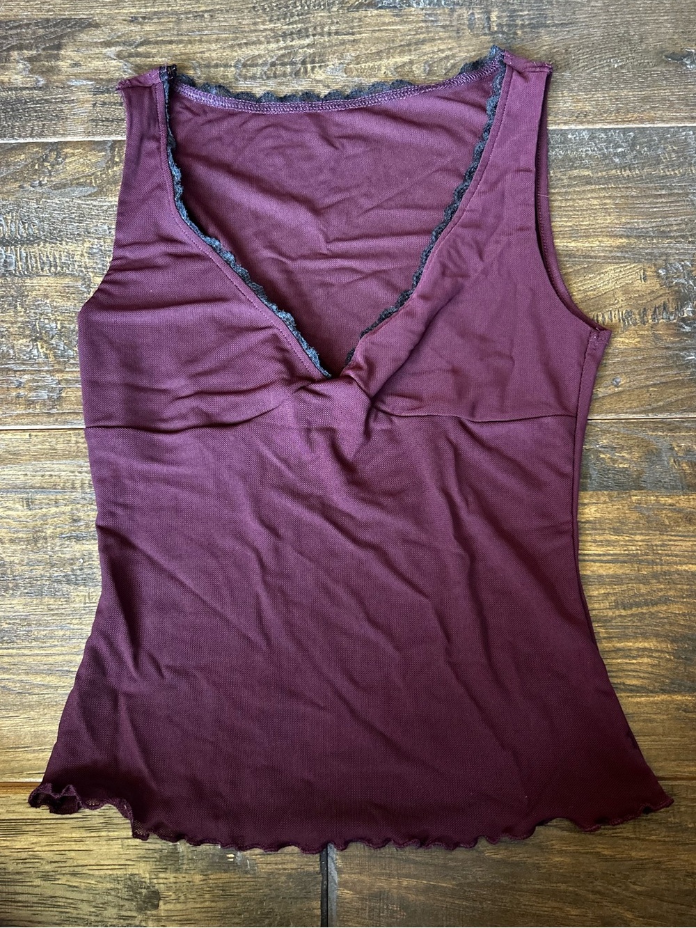 Women’s Sleeveless V-Neck Lace Trim Tank Top - Burgundy